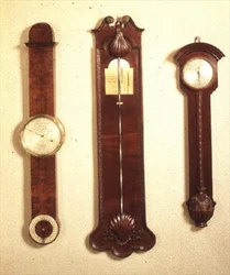 Drei Barometer: links: Mahagoni, Chippendale-Stil; Mitte: Chippendale mit Muschelmotiv; rechts: Maser-Eibe, von John Halifax aus Barnsley, 1720